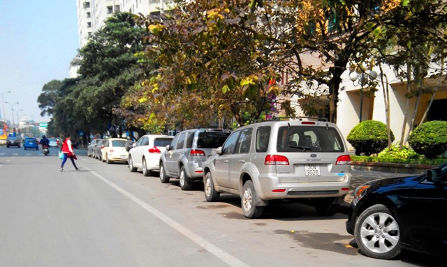 Những chiếc ô tô xếp thành hàng dài trên đường Hoàng Đạo Thúy