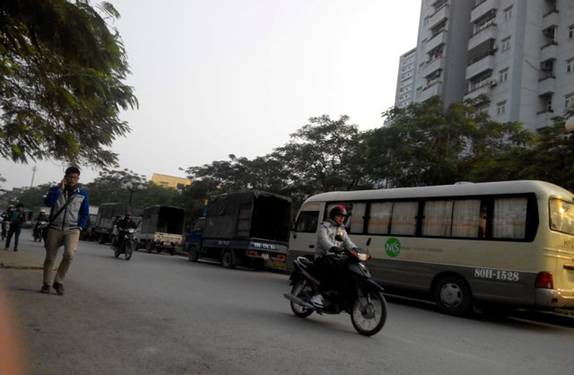 Bãi giữ xe phía cuối đường Hoàng Đạo Thúy