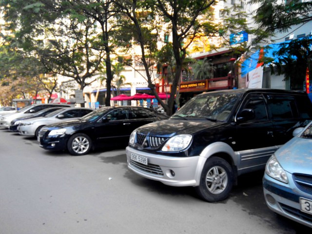 Xe ô tô vẫn được nhân viên công ty TNHH Thương mại dịch vụ B&H hướng dẫn dừng đỗ dưới 1/3 lòng đường Hoàng Đạo Thúy.