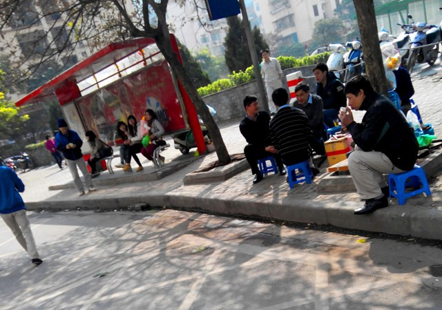 Hàng rong vẫn lấn chiếm….