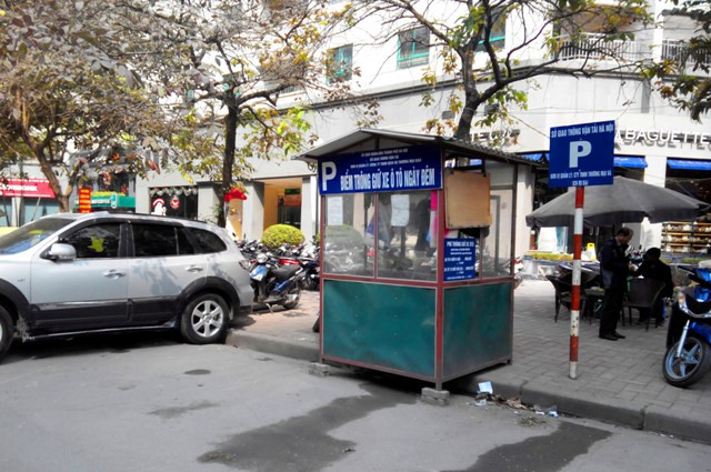 Đơn vị quản lý bãi trông giữ xe ngày và đêm là TNHH Thương mại dịch vụ B&H.