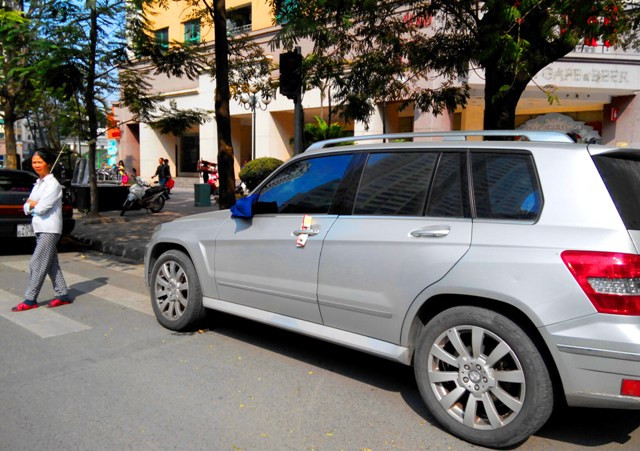 Xe dừng đỗ ngay trước đèn xanh đèn đỏ sang đường