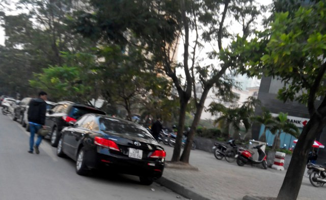 Nhân viên Công ty TNHH Thương mại dịch vụ B&H đang hướng dẫn xe đỗ trên lòng đường.