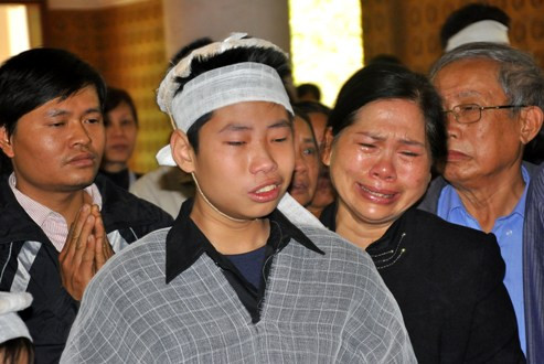 Những giọt nước mắt tiếc thương mẹ của đứa con cả chị Huyền.