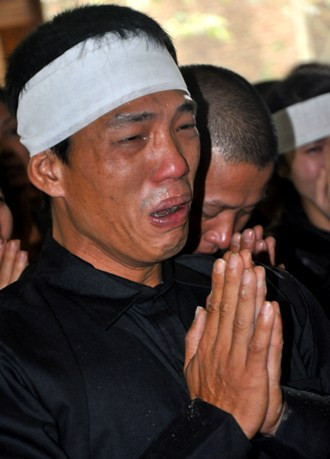 Anh Huy (chồng chị Huyền) đau thương trước di ảnh của vợ mình.