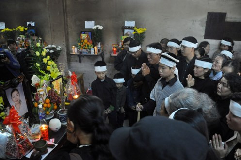 Từ sớm, gia đình nạn nhân đã có mặt tại nhà tang lễ Thanh Nhàn để chuẩn bị cử hành đám tang tiễn biệt chị Lê Thị Thanh Huyền.