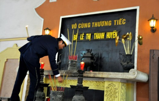 Các nhân viên tang nhà tang lễ Thanh Nhàn chuẩn bị trước giờ cử hành lễ truy điệu.