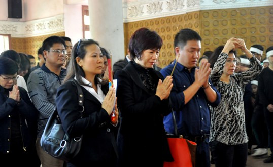 Mọi người đến chia buồn và cầu cho linh hồn chị được về nơi an nghỉ cuối cùng.