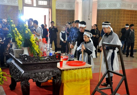 14giờ 15’ gia đình bắt đầu đưa di ảnh của chị Huyền ra nơi tổ chức lễ tang để mọi người vào viếng, tiễn đưa linh hồn chị về nơi yên nghỉ.