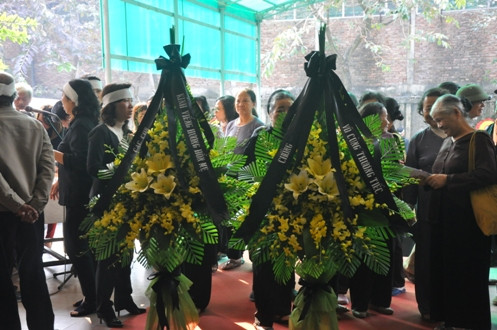 Các đoàn viếng….