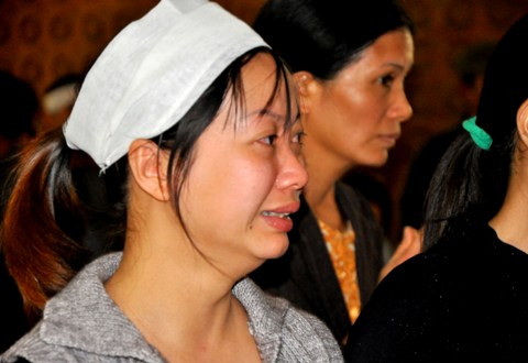 Những người bạn, người đồng nghiệp đã đến tiễn biệt nạn nhân không kìm nổi nỗi xót thương cùng gia đình.