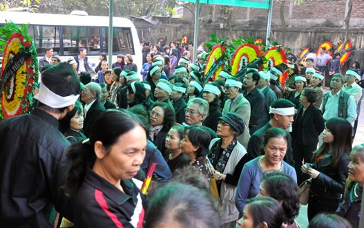 Khu vực phía ngoài nhà tang, mọi người đứng rất đông để đến lượt vào viếng, chia buồn cùng gia đình.