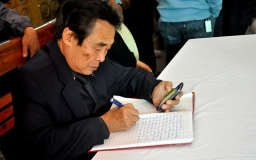 Dòng cảm xúc tiếc thương “Trời ơi! Thương lắm cháu ơi…” – của ông Lê Văn Thích trong sổ tang tiễn biệt chị Huyền.