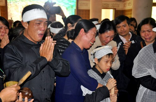 Tất cả không khí nhà tang lễ như chìm trong đau thương