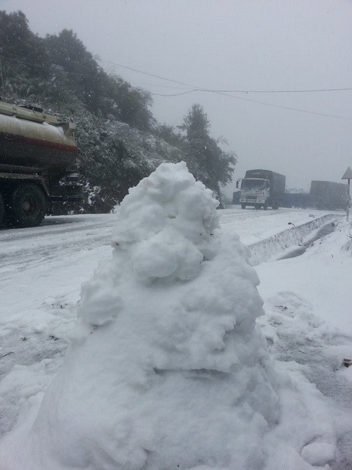 Tuyết ụn trên đường. Ảnh Tuổi Trẻ