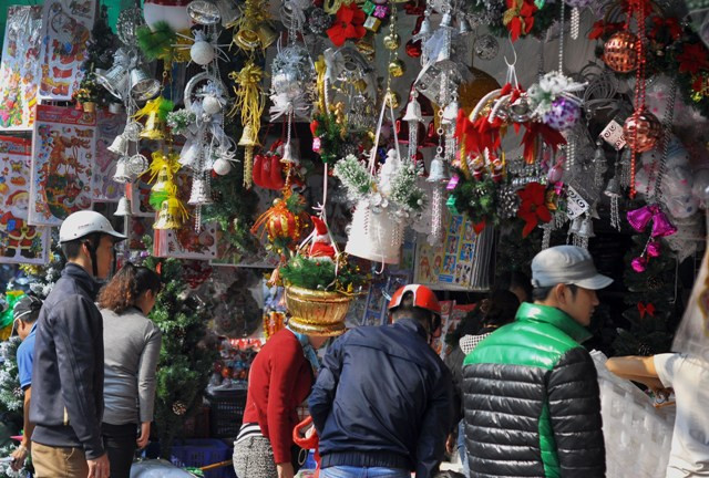 Noel là một trong những mùa mua sắm được trông đợi nhất trong năm, các chủ cửa hàng đã trưng bày các mặt hàng về Noel cách đây nửa tháng.