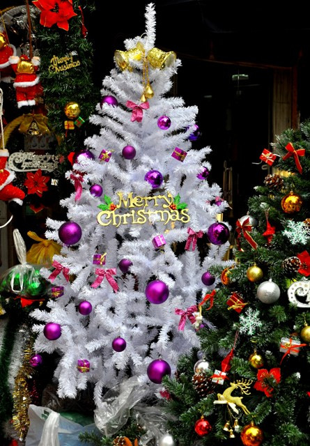 Cây thông Noel tại các cửa hàng được trang trí rất lộng lẫy, khách hàng có thể thoải mái lựa chọn phù hợp với số tiền muốn mua.