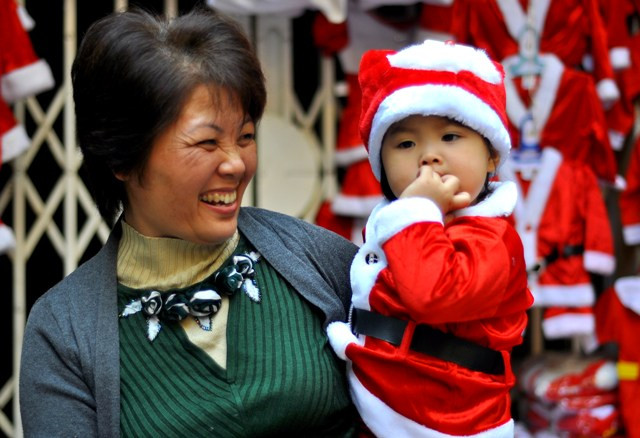 Một em nhỏ được sắm đồ Noel sớm.....