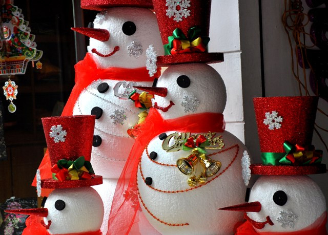 Người tuyết được làm bằng phao được trang trí rất đẹp mắt