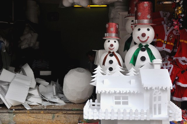 Một cửa hàng làm người tuyết ở đầu phố Hàng Lược cũng đang tạo ra những sản phẩm mới.