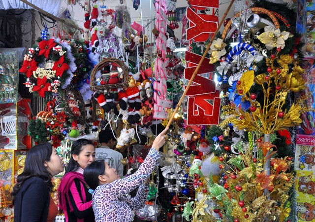 Đầu tháng 12, là thời gian các chủ cửa hàng bán đồ trang trí Noel hi vọng bán được nhiều đơn hàng lớn.