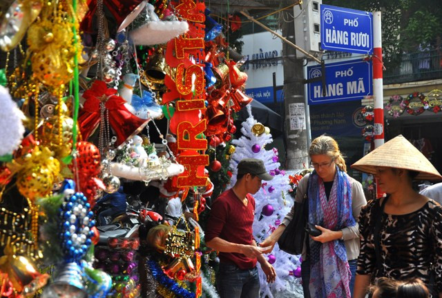 Không khí mua sắm đang có xu hướng đông hơn, tại nhiều cửa hàng người bán, người mua diễn ra tấp lập.