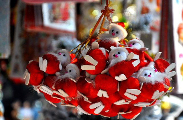 Những ông già Noel nhỏ nhắn được bán với giá 15.000 – 25.000 đồng.