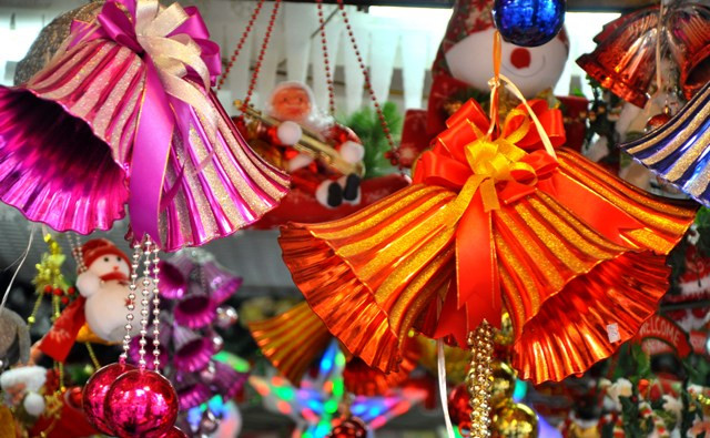 Dây chuông trang trí nhiều sắc màu có giá 60.000 – 150.000/dây.