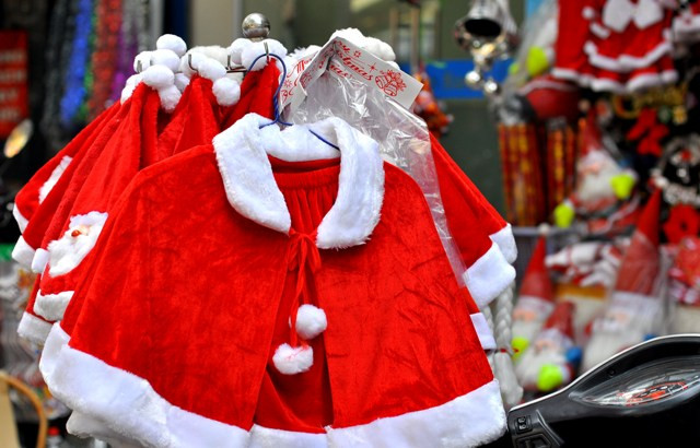Tùy theo kích cỡ, quần áo ông già Noel của trẻ có giá từ 100.000 - 150.000 đồng/bộ. Người lớn thì có giá cao hơn khoảng 180.000 – 250.000 đồng/bộ.