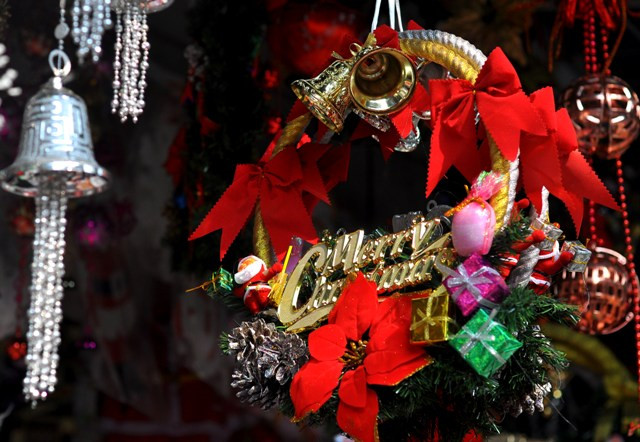 Những chiếc vòng hoa Merry Christmas có rất nhiều loại và có giá từ 130.000 – 500.000 đồng/sản phẩm.