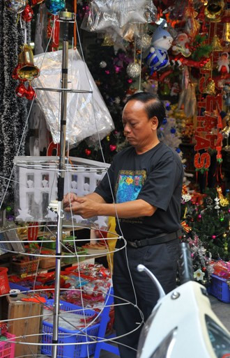 Không chỉ là các mặt hàng trang trí được làm sẵn mà các chủ cửa hàng còn tự tay gia công các cây thông Noel, đáp ứng được mọi nhu cầu của khách hàng.