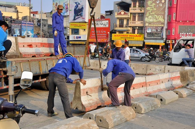 Công nhân gấp rút hoàn thiện những công việc cuối cùng để con đường gọn gàng hơn và nắp các giải phân cách.