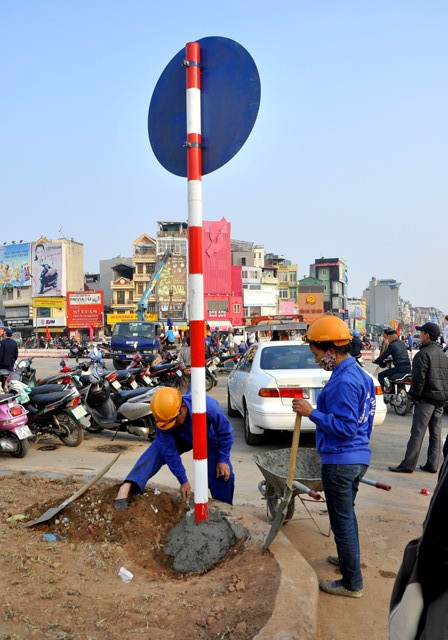 Những cột biển báo cũng được dựng ngay trong chiều ngày 31/12.