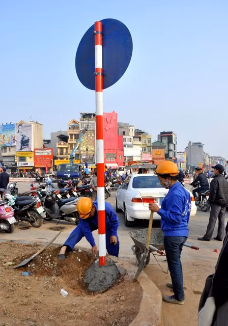 Những cột biển báo cũng được dựng ngay trong chiều ngày 31/12.