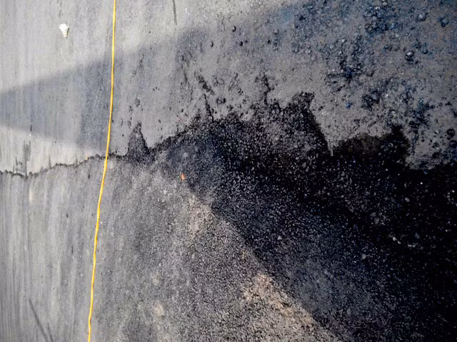 Mặt đường còn nhấp nhô và chưa có một vạch kẻ đường chỉ dẫn nào