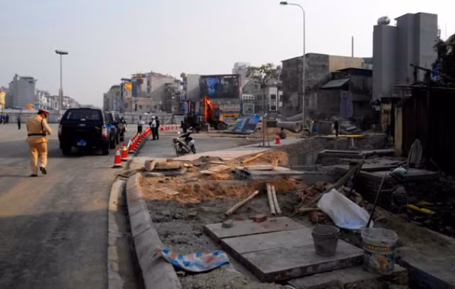 Các công trình cống thoát nước, vỉa hè vẫn còn ngổn ngang 2 bên đường.