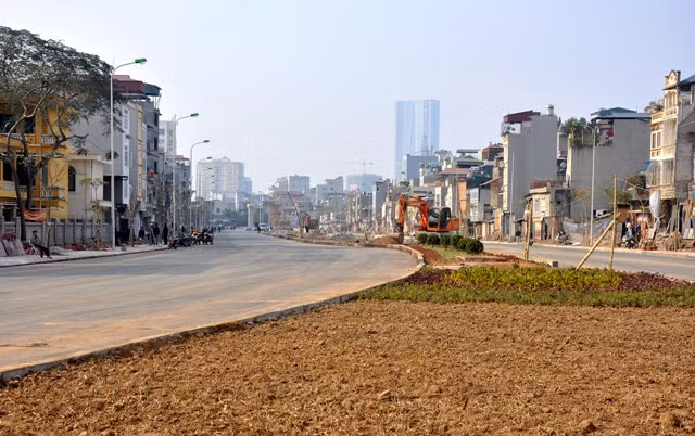 Dự án này gặp nhiều khó khăn trong khâu giải phóng mặt bằng và liên tục bị ngắt quãng. Cụ thể dự án phải giải phóng mặt bằng 5 cơ quan và 450 hộ dân.