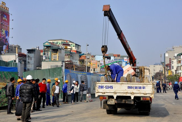 Sau hơn 2 năm thi công dự án, vào bất cứ vào giờ nào, nút giao Ô Chợ Dừa - Xã Đàn - Khâm Thiên đều có thể ùn tắc kéo dài.