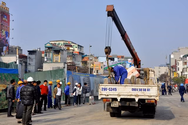 Sau hơn 2 năm thi công dự án, vào bất cứ vào giờ nào, nút giao Ô Chợ Dừa - Xã Đàn - Khâm Thiên đều có thể ùn tắc kéo dài.