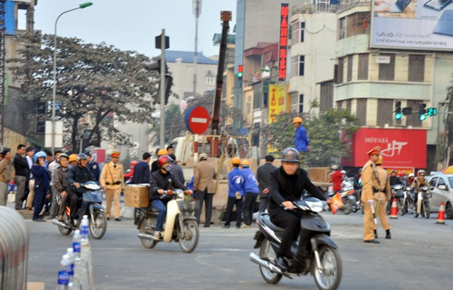 Trong buổi chiều cuối cùng của năm 2013, lực lượng CSGT, Thanh tra giao thông, công nhân… đã không ngừng lỗ lực để đưa đoạn đường vào sử dụng ngay.