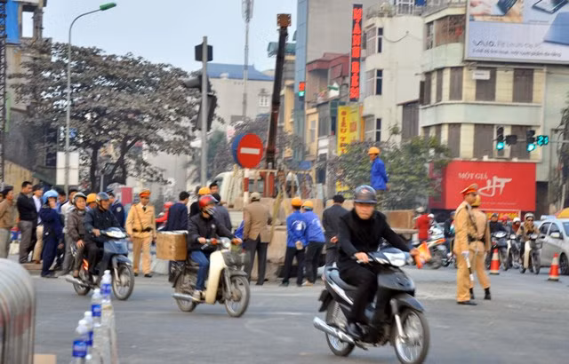 Trong buổi chiều cuối cùng của năm 2013, lực lượng CSGT, Thanh tra giao thông, công nhân… đã không ngừng lỗ lực để đưa đoạn đường vào sử dụng ngay.