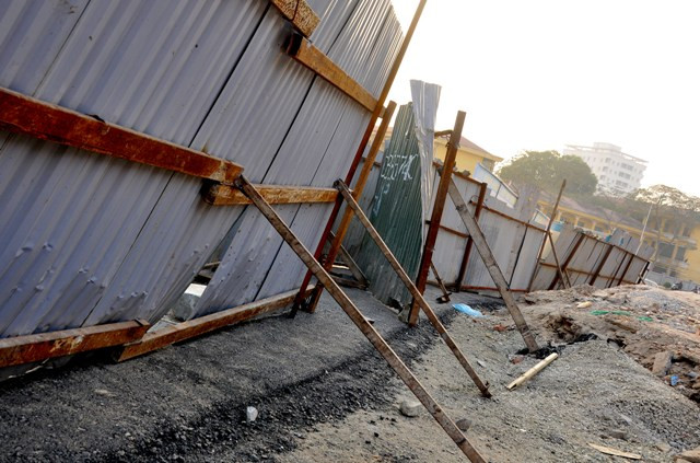 Tuy nhiên, đoạn đường vẫn còn khá ngổn ngang