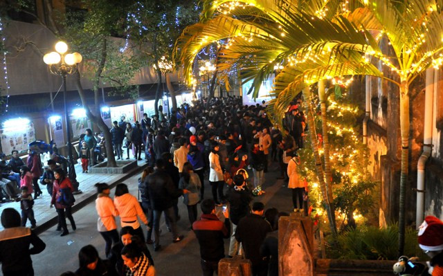 Trong buổi tối Giáng sinh, các bạn trẻ, thanh niên chiếm số lượng chủ yếu trong dòng người đi đón Noel này.
