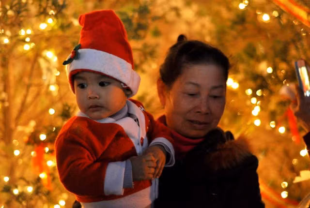 Những đứa trẻ nhỏ cũng được đi xem Giáng sinh cùng người thân.