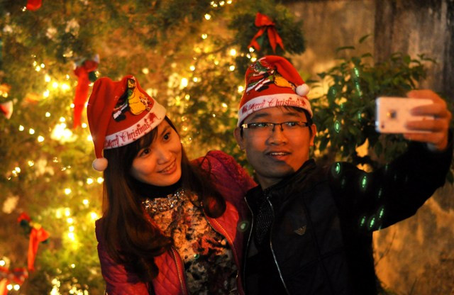 Những đôi tình nhân, cũng không bỏ qua cơ hội cùng nhau đón đêm Giáng sinh mang ý nghĩa ấm áp và an lành này.