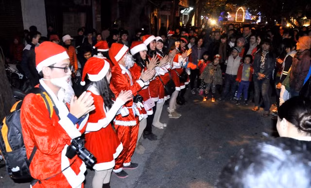 Những điệu nhảy của một số bạn trẻ đóng vai ông già Noel trên phố cũng khiến cho không khí Giáng sinh thêm sôi động và vui vẻ hơn.