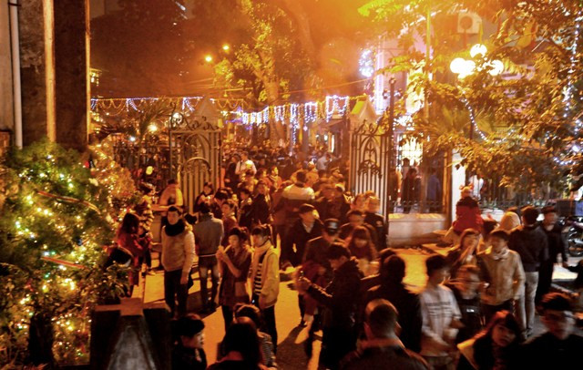 Lối đi xung quanh Nhà thờ cũng đông kín người.