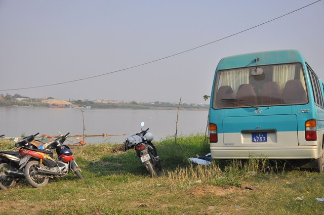 Các nhà khoa học đã tiến hành dùng máy đo từ trường và kiểm tra nguồn nước để xác định vị trí, từ đó bố trí giúp các thợ lặn tìm kiếm. Ngoài ra, các nhà khoa học còn dựa vào xương cốt, tia từ tồn lại tàn dư, xác định vị trí ném trên cầu dựa vào lời khai, xác định vị trí trôi để tìm kiếm xác chị Huyền.