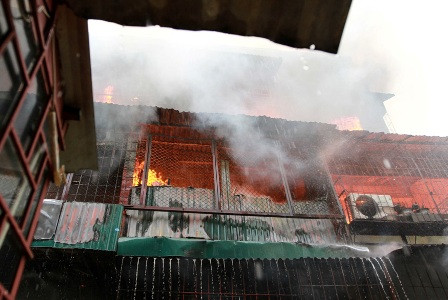 Đám cháy lớn đã lan rộng tới 5 căn hộ của chung cư D11