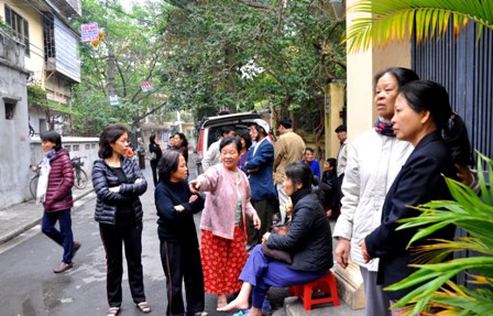 Người dân trong khu nhà tập thể đang rất lo lắng